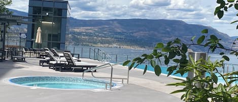 Una piscina al aire libre, una piscina climatizada