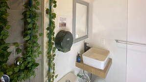 Ein Badezimmer mit Toilette, Waschbecken und Duschbereich.