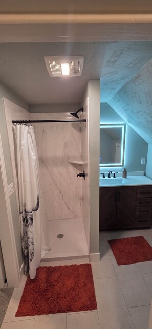 Bathroom - 5 Charles Street (Deadwood)