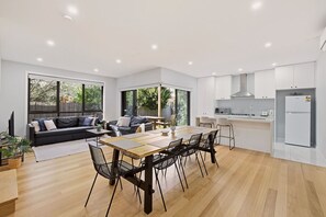 Interior - Domi Rentals - The Ormond House (Clayton)
