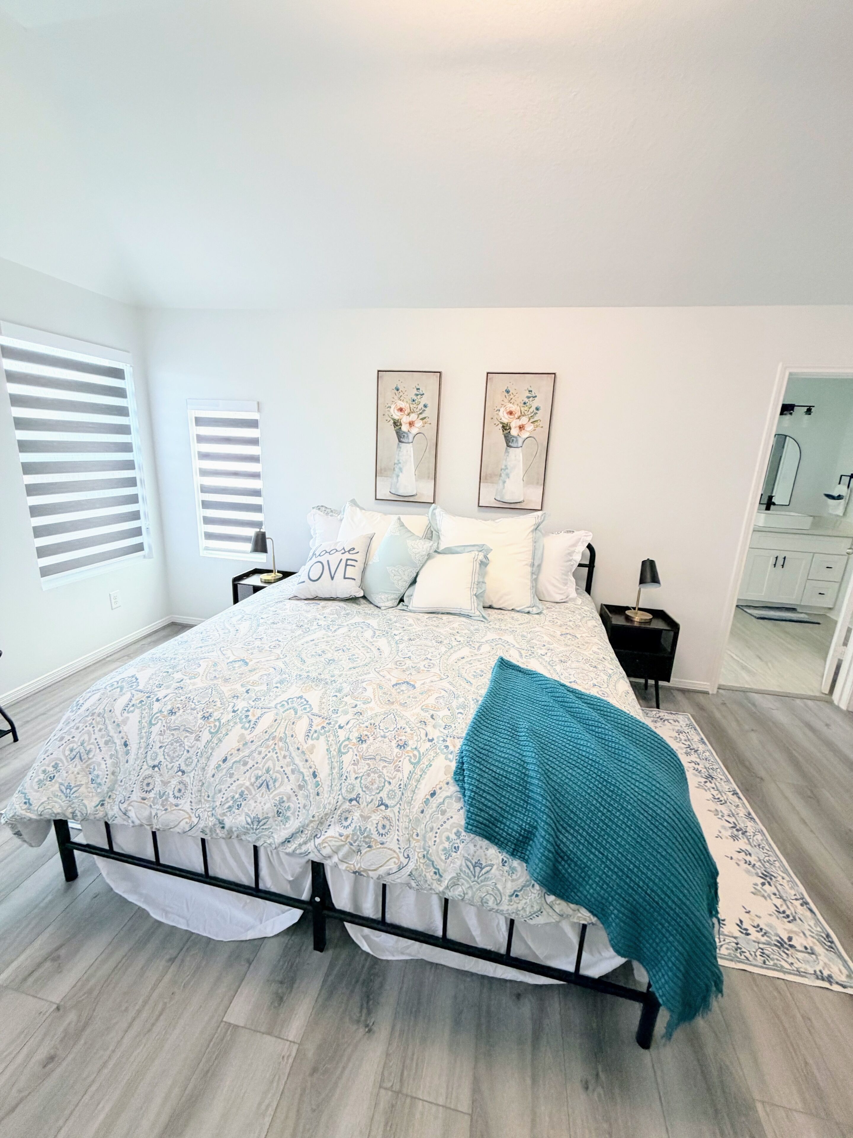 4 habitaciones, escritorio y tabla de planchar con plancha 