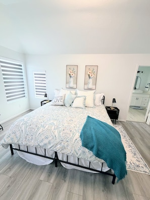 4 habitaciones, escritorio y tabla de planchar con plancha 