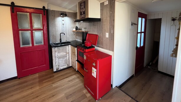 Refrigerador, horno, utensilios de cocina, especias