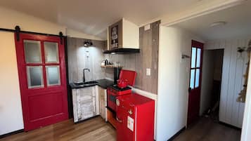 Refrigerador, horno, utensilios de cocina y condimentos