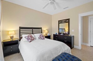 Room - Sunset Pointe Retreat  Bay Views • Beach Access • Pool • Kayak, Paddle Board (Port St. Joe)