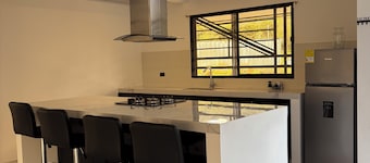 EL ENCANTO VACATION HOME, MODERN HOUSE WITH A FIREPIT AND EXCEPTIONAL VIEWS
