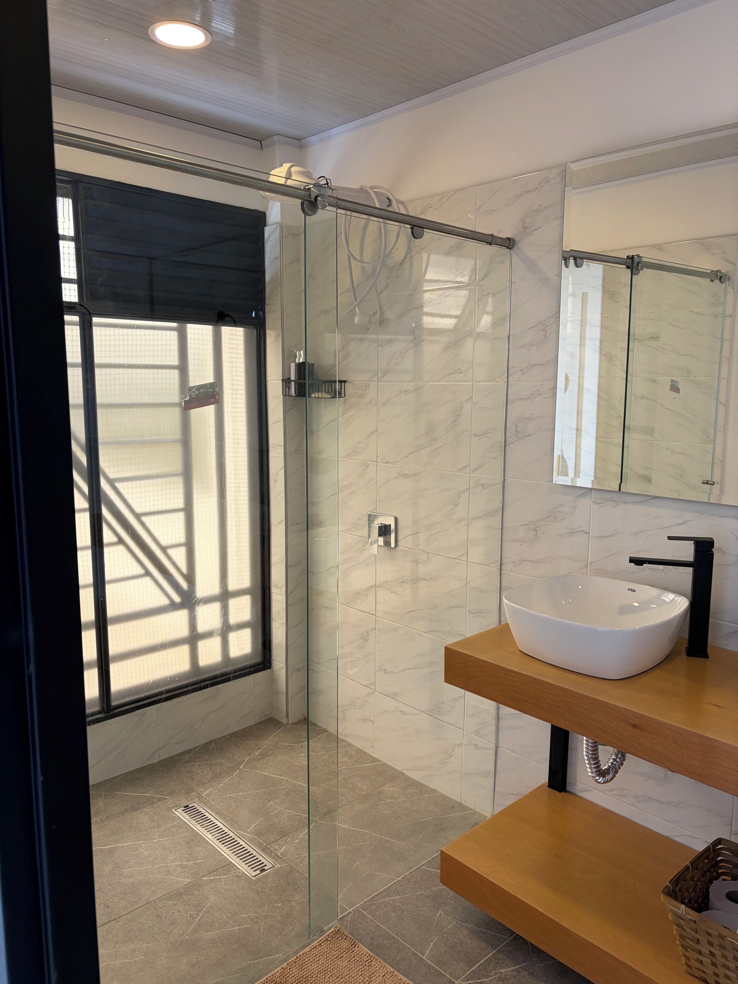 Douche, sèche-cheveux, savon, papier toilette