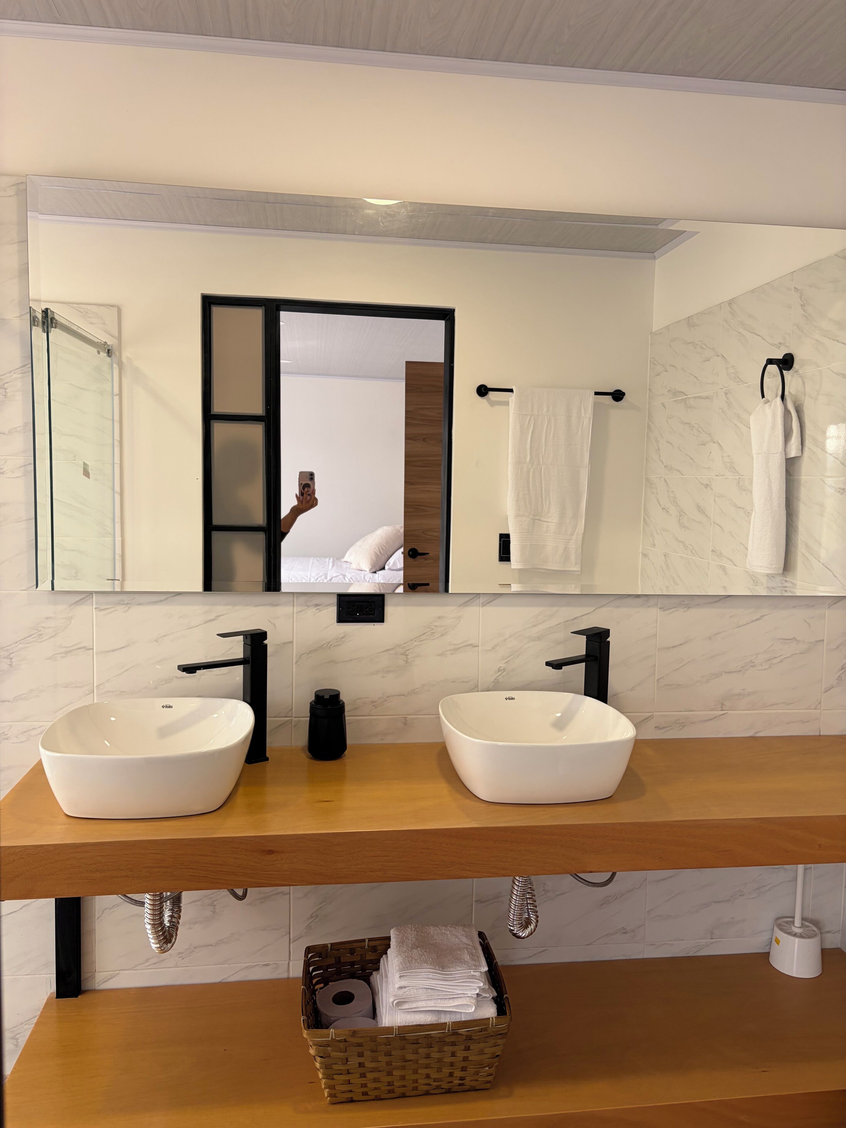 Dusche, Haartrockner, Seife, Toilettenpapier