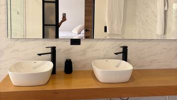 Dusche, Haartrockner, Seife, Toilettenpapier