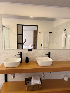 Shower, hair dryer, soap, toilet paper - Vrbo Property (Boyacá)