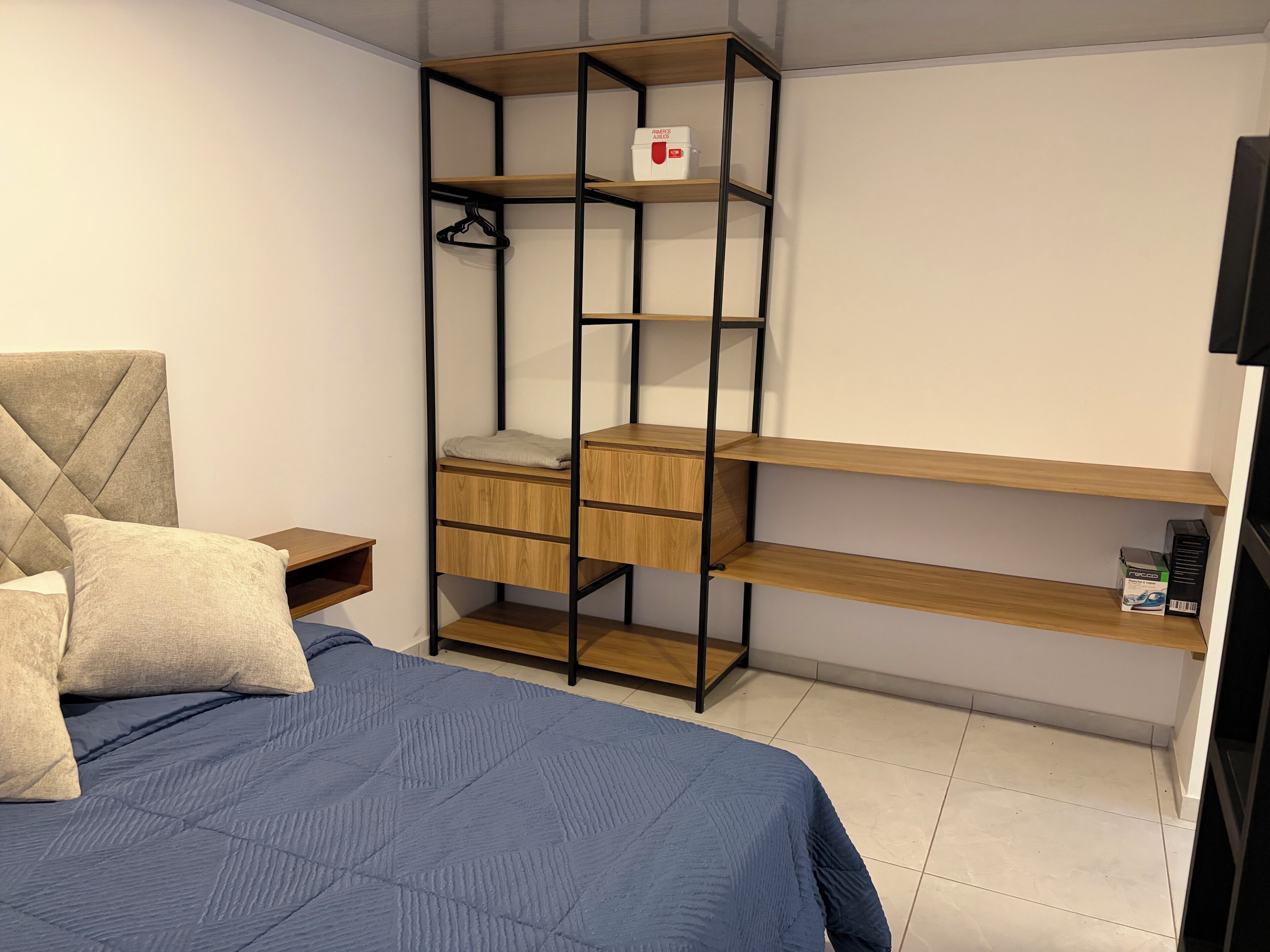 3 slaapkamers, een strijkplank/strijkijzer, gratis wifi, beddengoed