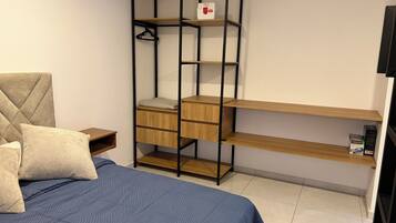 3 slaapkamers, een strijkplank/strijkijzer, gratis wifi, beddengoed