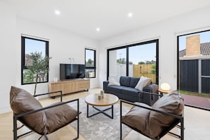 TV - Domi Rentals - The Cheltenham Southland House (Cheltenham)