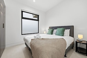 3 bedrooms, desk, iron/ironing board, WiFi - Domi Rentals - The Cheltenham Southland House (Cheltenham)
