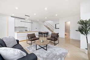 Interior - Domi Rentals - The Cheltenham Southland House (Cheltenham)