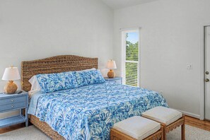7 Schlafzimmer, Schreibtisch, Bügeleisen/Bügelbrett, Reisekinderbett