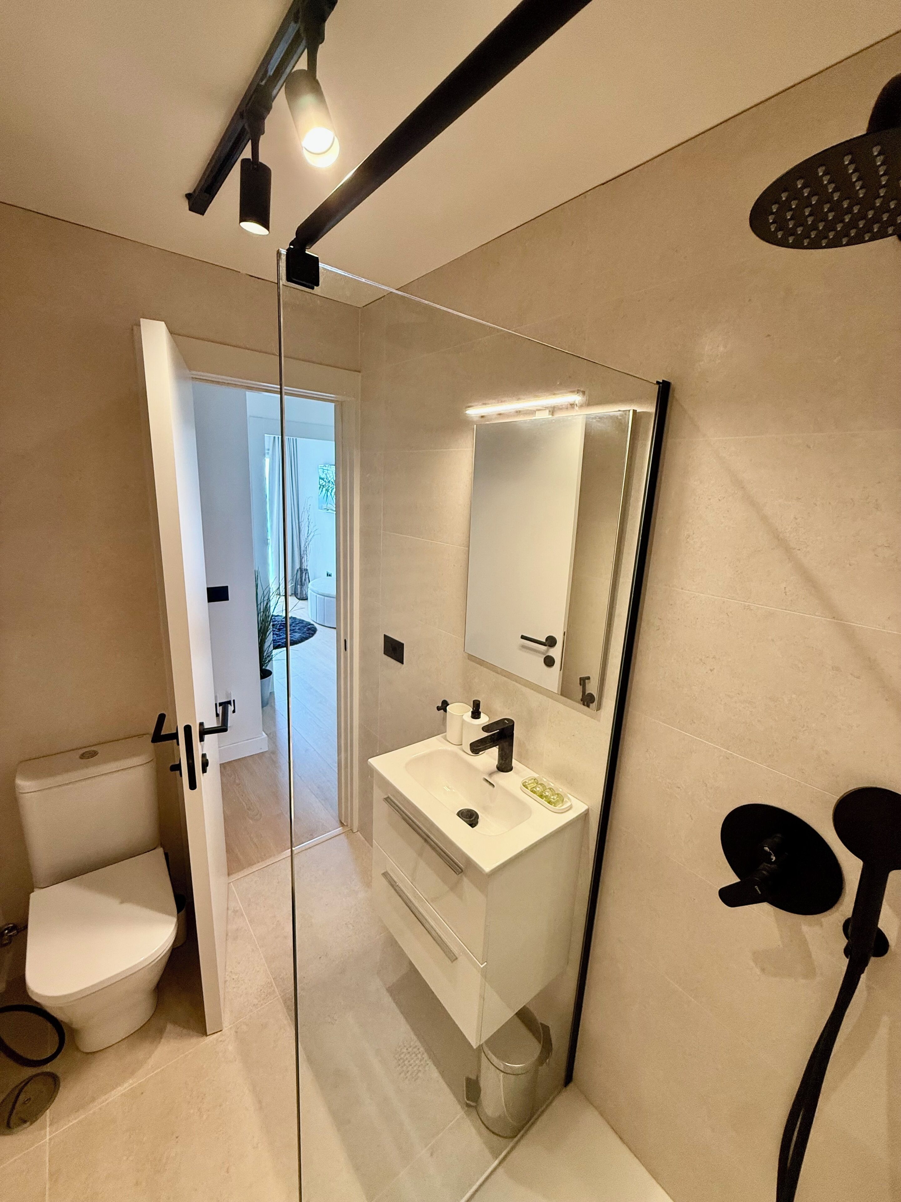 Een douche, een haardroger, een bidet, handdoeken