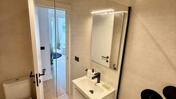 Een douche, een haardroger, een bidet, handdoeken