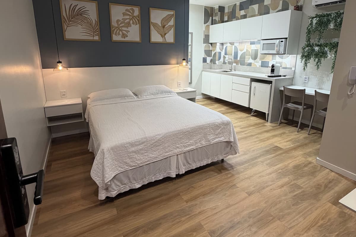 Deluxe Studio Suite | Laptop workspace, iron/ironing board, WiFi (free)