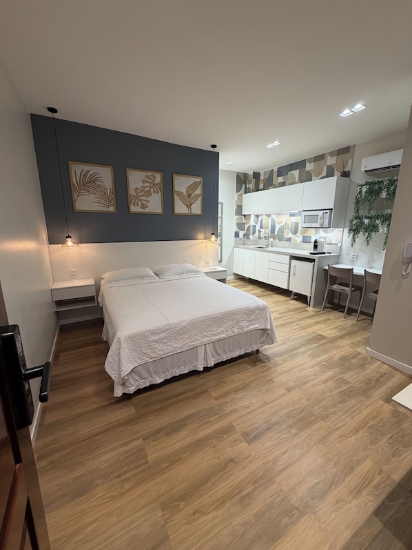 Deluxe Studio Suite | Laptop workspace, iron/ironing board, WiFi (free)