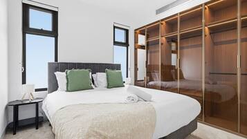3 bedrooms, desk, WiFi