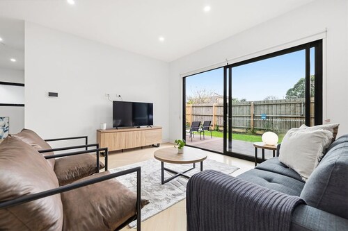 Domi Rentals - The Cheltenham Southland House