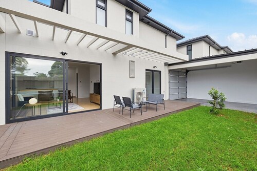 Domi Rentals - The Cheltenham Southland House