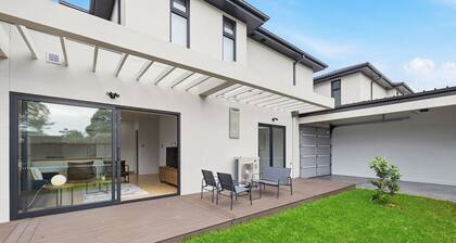 Domi Rentals - The Cheltenham Southland House