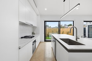 Microwave - Domi Rentals - The Cheltenham Southland House (Cheltenham)