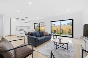TV - Domi Rentals - The Cheltenham Southland House (Cheltenham)