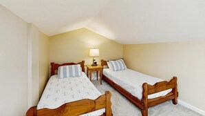 3 bedrooms, iron/ironing board, WiFi (free), bed sheets