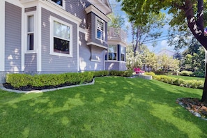 A residential house with a well-maintained lawn and a small garden area. - 1 BR plus downtown - walk to Beaches/ Eateries (Kennebunkport)