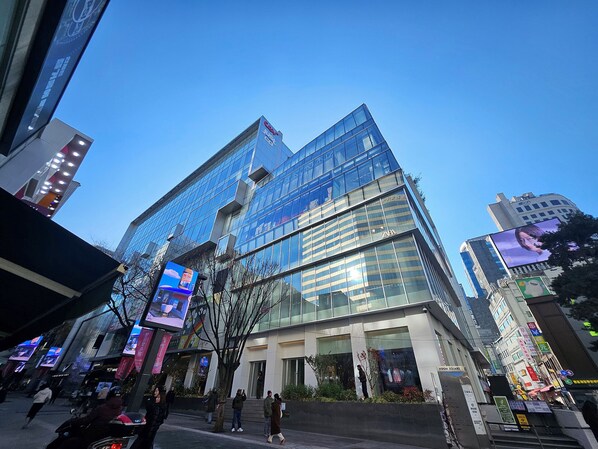 A modern glass building with a Zara store on the ground floor. - FIRST CABIN SEOUL MYEONGDONG (Seoul)