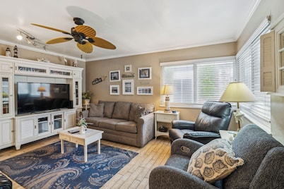 Close to beach! 1-bedroom Entire Condo in Carpinteria