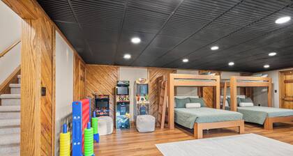 Private Riverfront Lodge · Sleeps 21 · Kayaks