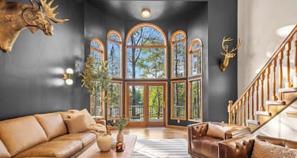 Private Riverfront Lodge · Sleeps 21 · Kayaks