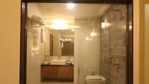 Une salle de bain avec des toilettes, un lavabo et un miroir.