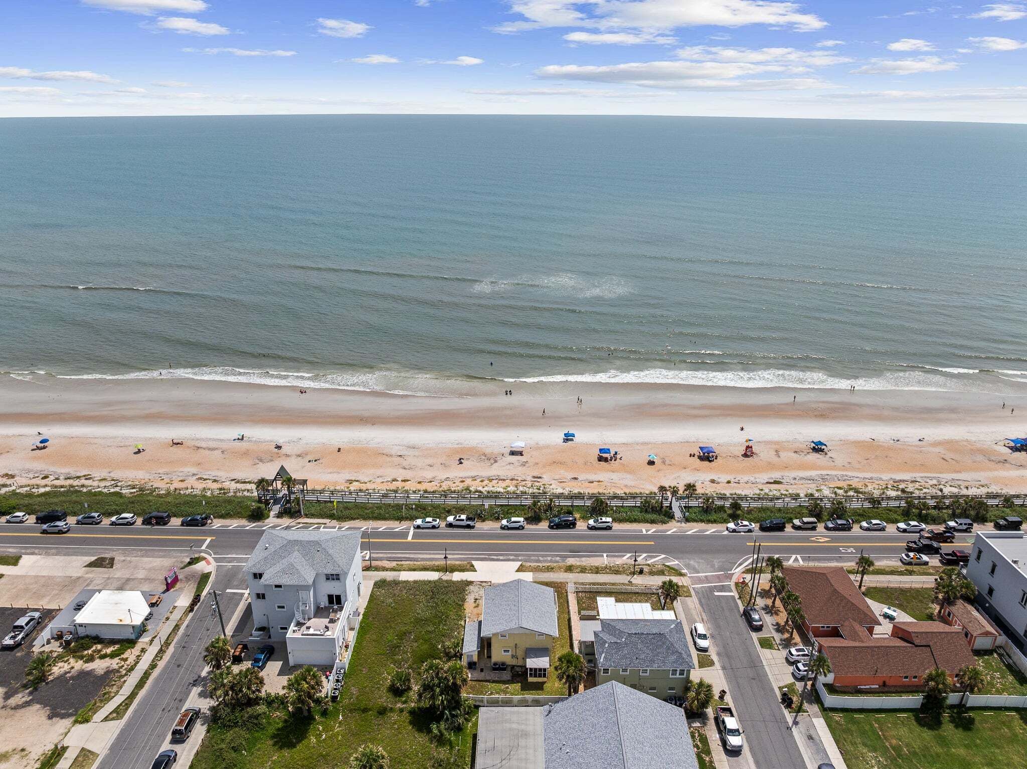Vista costera con playa, carretera y edificios.