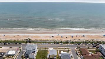 Vista costera con playa, carretera y edificios.