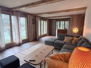 Ein gemütliches Wohnzimmer mit einer Couch, einem Couchtisch und einer Lampe.