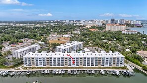 Ein mehrstöckiges Hotel mit Parkplatz und Marina.