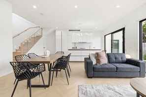 Interior - Domi Rentals - The Cheltenham Southland House (Cheltenham)