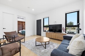 TV - Domi Rentals - The Cheltenham Southland House (Cheltenham)