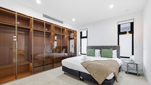 Ein Schlafzimmer mit einem Bett, einem Kleiderschrank und einem Nachttisch.