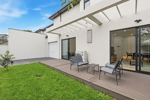 Outdoor dining - Domi Rentals - The Cheltenham Southland House (Cheltenham)