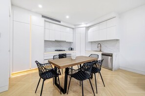 Dining - Domi Rentals - The Cheltenham Southland House (Cheltenham)