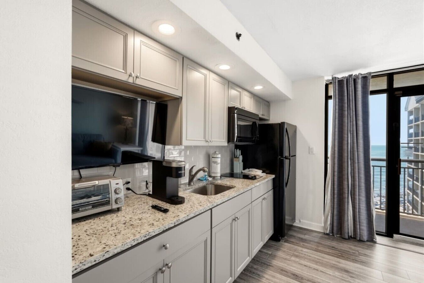 Coffee/tea maker, fridge, microwave, stovetop
