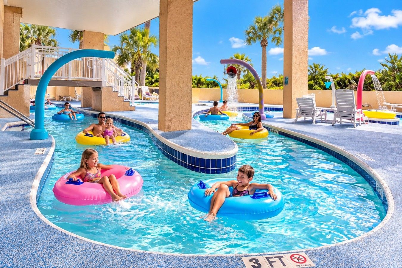 Ein Poolbereich mit mehreren Wasserrutschen und Luftmatratzen.