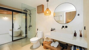 Villa, 6 slaapkamers, privézwembad, uitzicht op zwembad | Badkamer | Een aparte badkuip en douche, gratis toiletartikelen, een haardroger