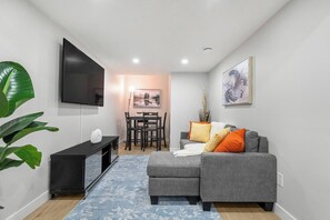 Casa, 2 dormitoris | Sala d'estar | Llibres 